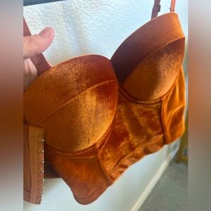 Pre-Owned. Velvet. Burnt Orange crop top. Great condition. Size large.